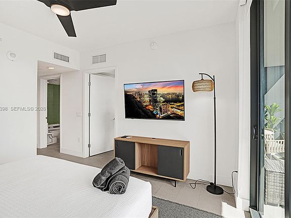 5th image of 159 NE 6th St Unit 3214