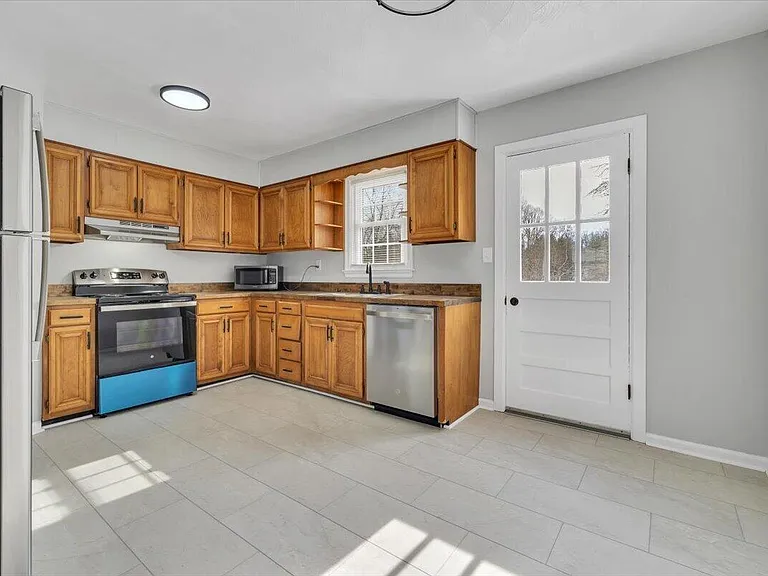 32 Upland Dr — Photo 8