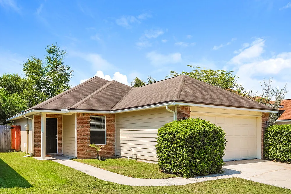 3 bed, 2.0 bath, 1302 sqft, $1,745 — Photo 3