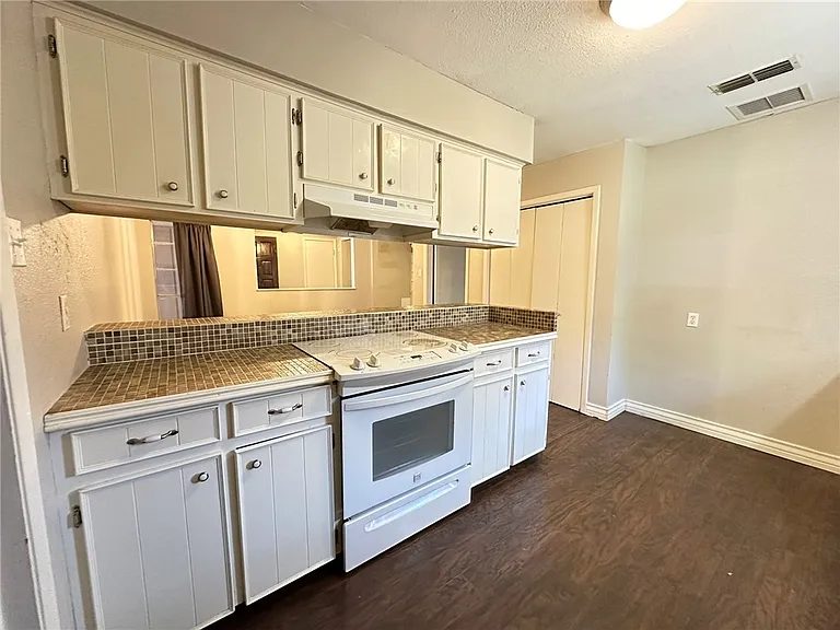 2114 Saint Charles Dr — Photo 8
