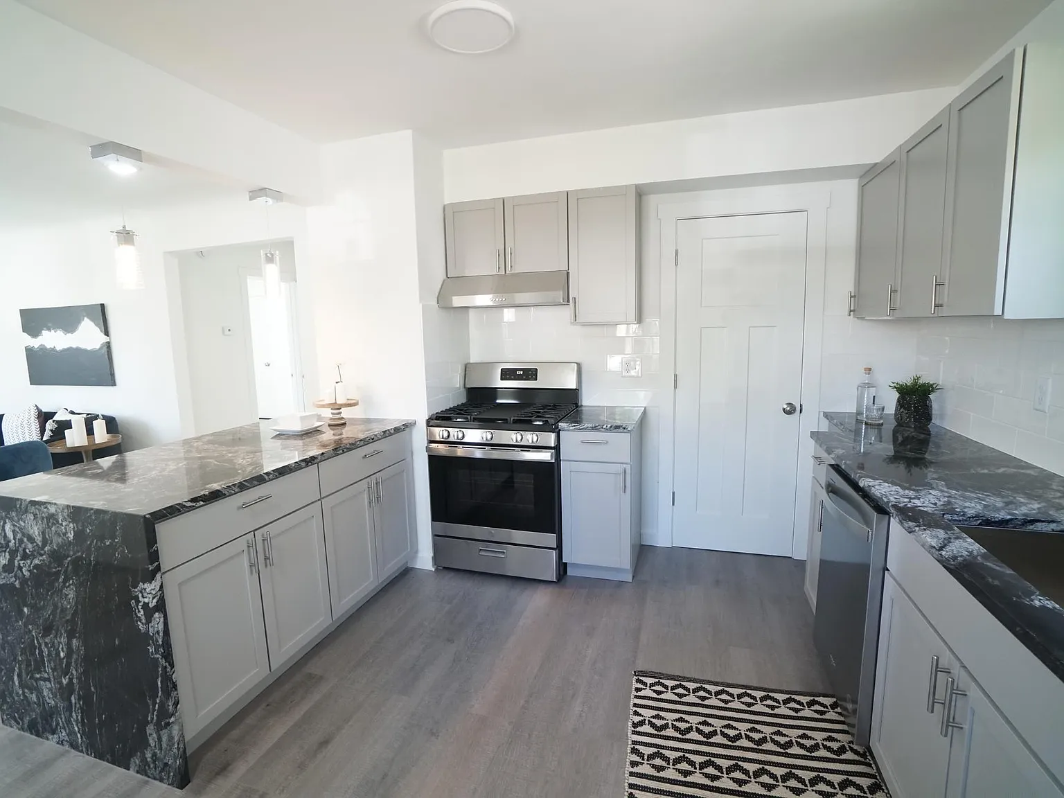 5 bed, 2400 sqft, $3,399 — Photo 3