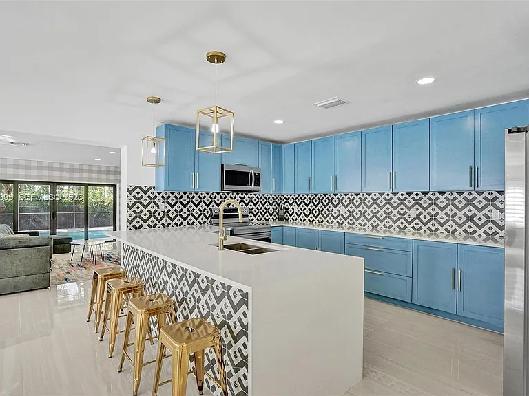 1141 N Northlake Dr — Photo 8