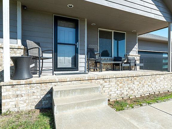 3rd image of 2308 E Spring Hill Dr