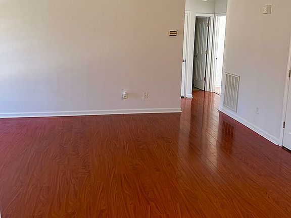 3rd image of 137 Pinkney Ln