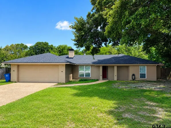3307 Bogota St, Athens, TX 75752