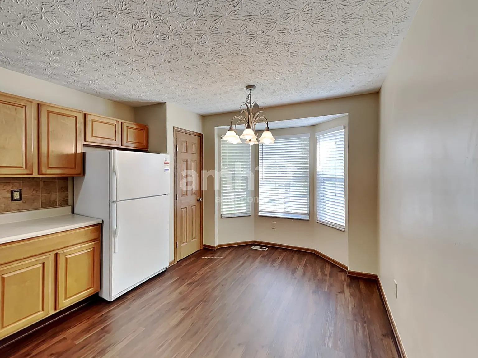 3 bed, 2.5 bath, 1360 sqft, $1,820 — Photo 3