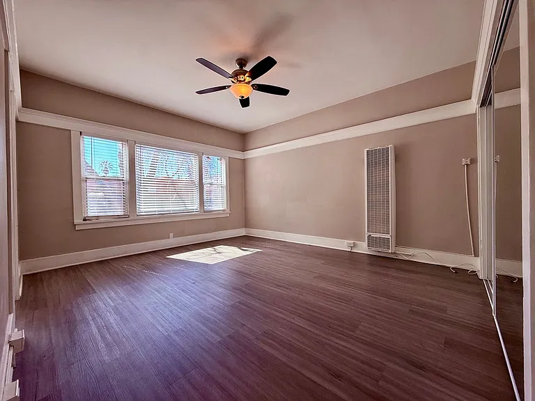 406 Linden Ave — Photo 2