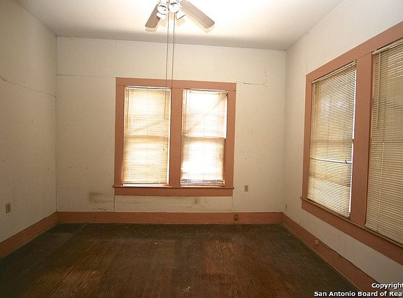 5th image of 1724 N Comal St