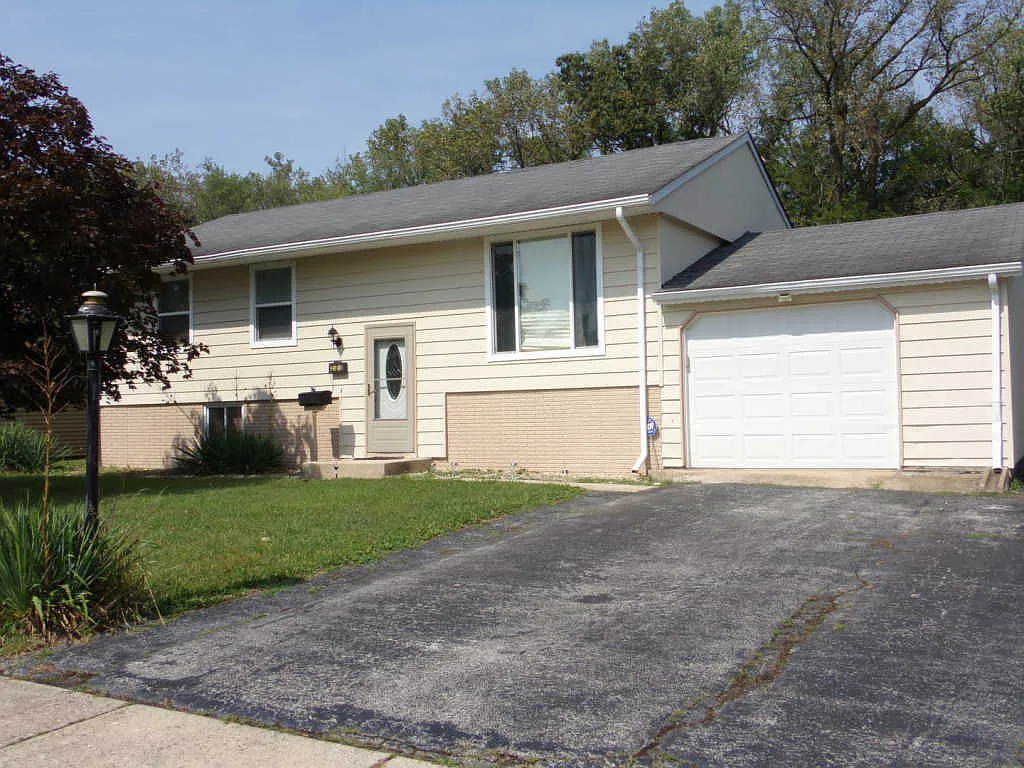 223 E Maple Dr photo 1