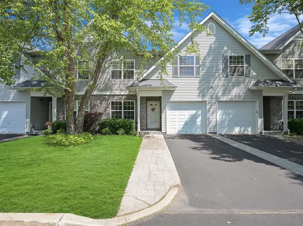 330 Medea Way #330, Central Islip, NY 11722