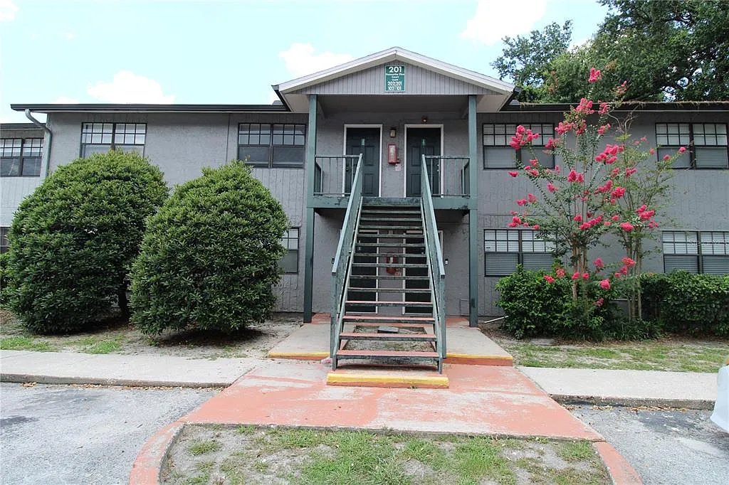 2 bed, 1.0 bath, 899 sqft, $1,350 — Photo 1