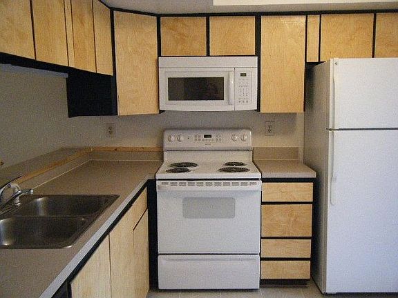 Kitchen w/ Ceramic Floors