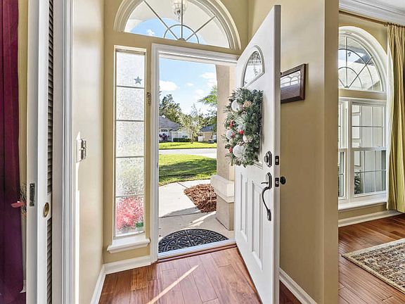5th image of 384 Maplewood Dr