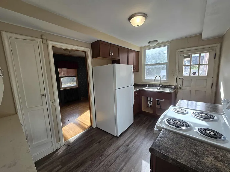 463 W 3rd St — Photo 3