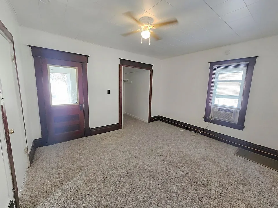 614 Douglas Ave, Des Moines, IA 50313