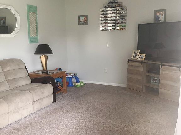 4th image of 17 Roberts Ct