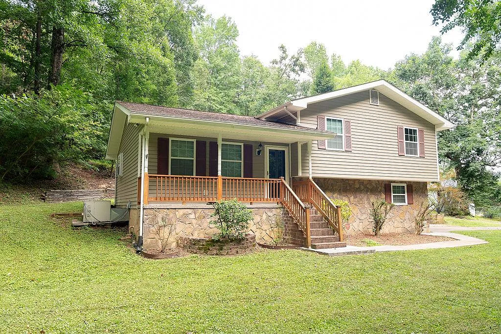 3 bed, 1.5 bath, 1119 sqft, $2,000 — Photo 1