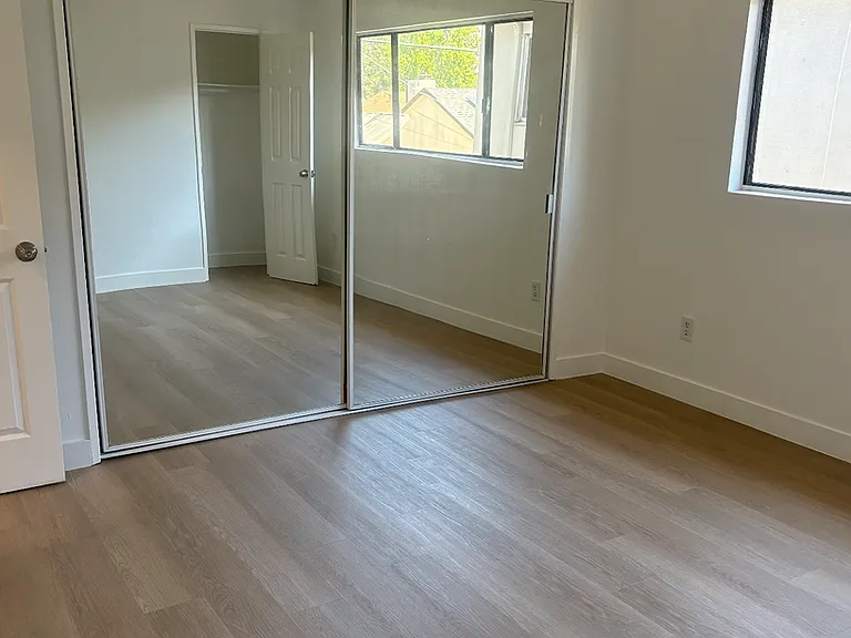 7061 Whitsett Ave — Photo 9