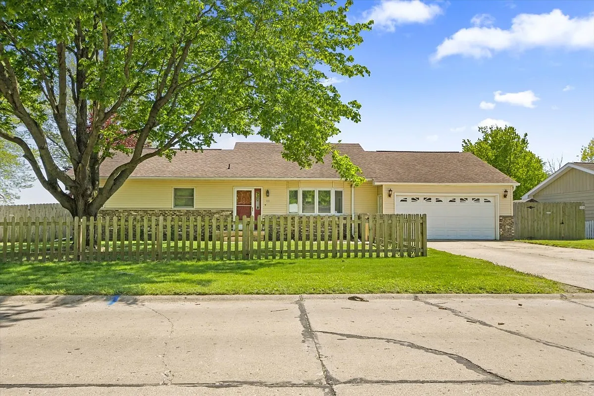 101 W Evergreen Dr photo 1
