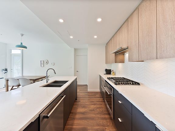 4th image of 717 Breslay St #208