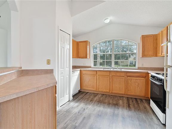 5th image of 336 Prince Charles Dr