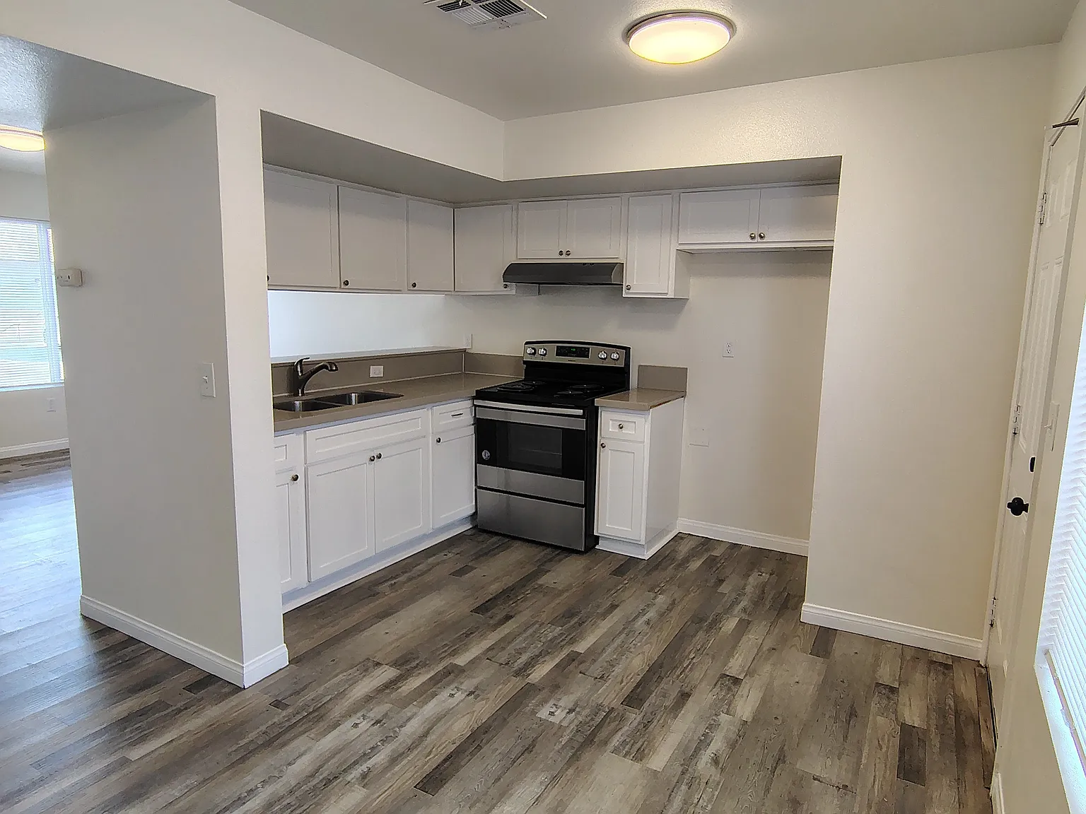2 bed, 1.5 bath, 800 sqft, $1,400 — Photo 2