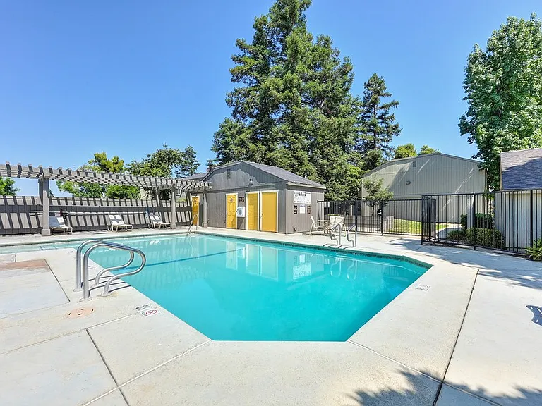 The Redwoods Apartments — Photo 15