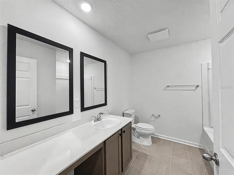 55 Signet Cir — Photo 36