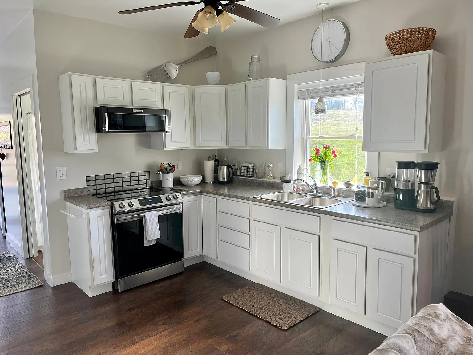 Studio, 975 sqft, $2,800 — Photo 2