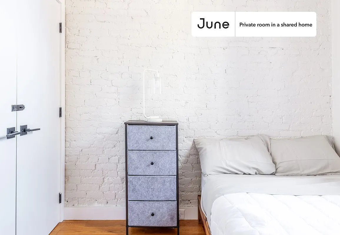 Full bedroom in 4 bed/2 bath home in Ridgewood #1466 D — Photo 4