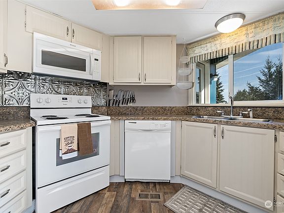 4th image of 14607 215th Avenue E