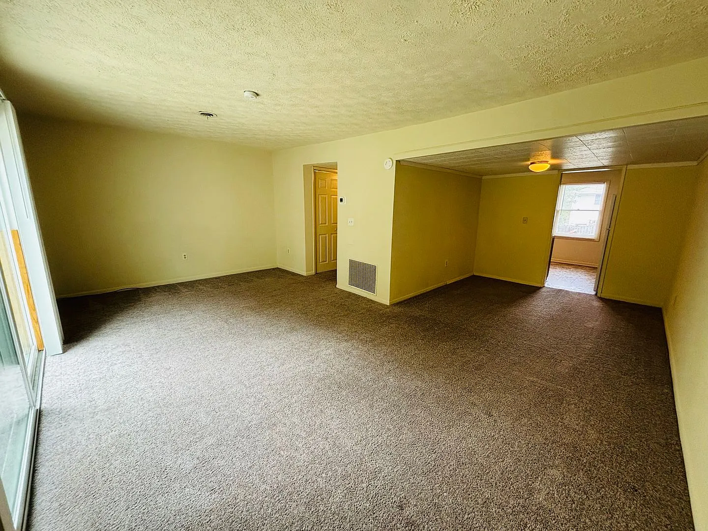 3 Bedroom 1.5 Bath Townhouse — Photo 4