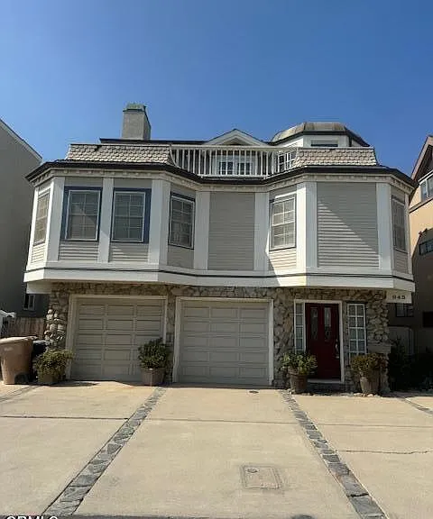 945 Sharon Ln — Photo 2