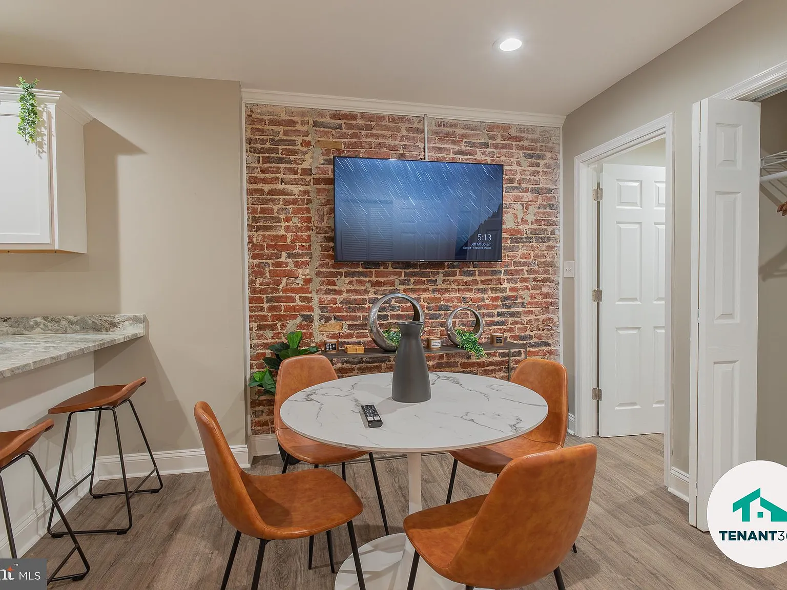 2 bed, 2.0 bath, 6026 sqft, $2,450 — Photo 4