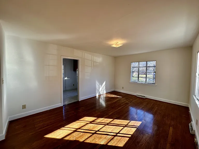 411 Poindexter Dr — Photo 3