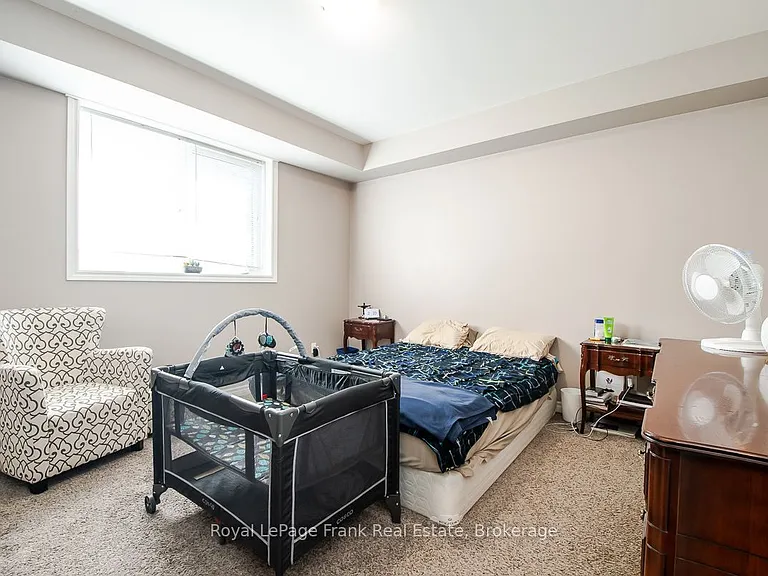 805B Dundas St W #LOWER — Photo 7