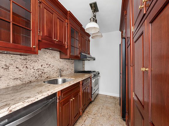 5th image of 300 E 33rd St APT 8P
