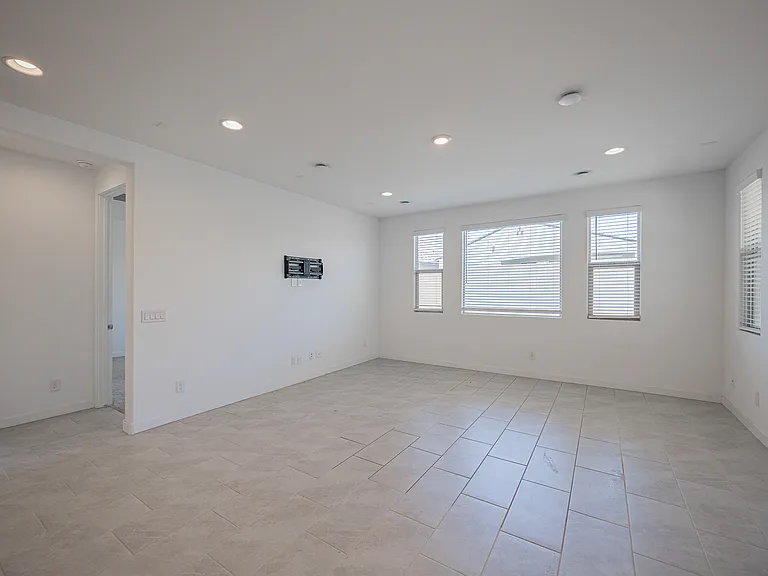 4607 S 111th Dr — Photo 5
