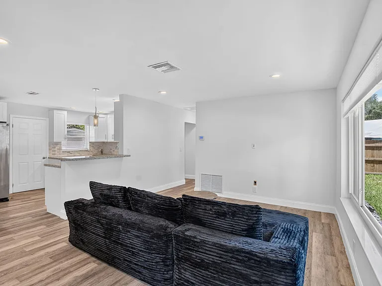 155 NE 20th St — Photo 7