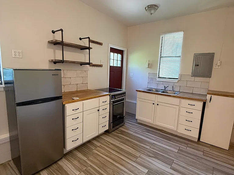 79 Colon Ave #B — Photo 2