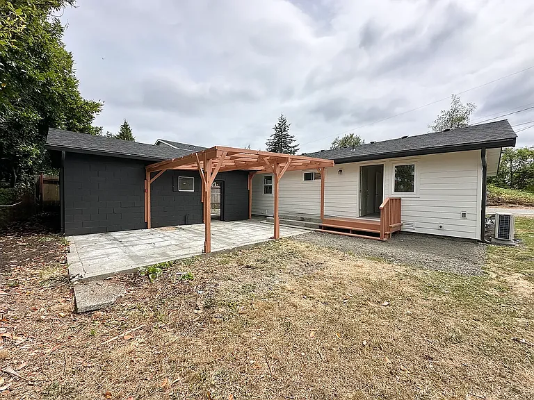 1743 SE Crawford Rd — Photo 23