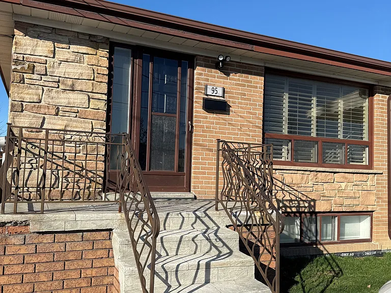 95 Navenby Cres — Photo 1
