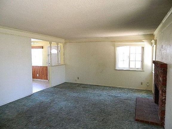 048-438370-living-room-2-23112727.jpg
