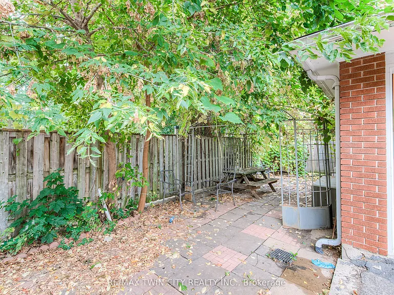 132 Allen St E #1 — Photo 19