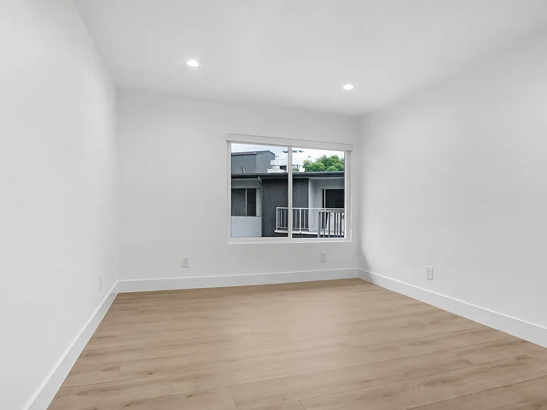 8300 De Longpre — Photo 6