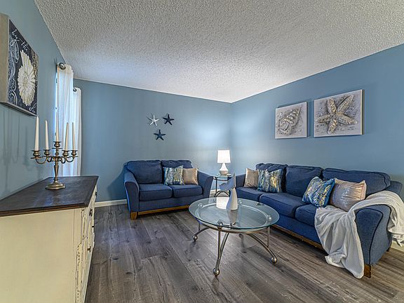 5th image of 403 Hawthorne Ct