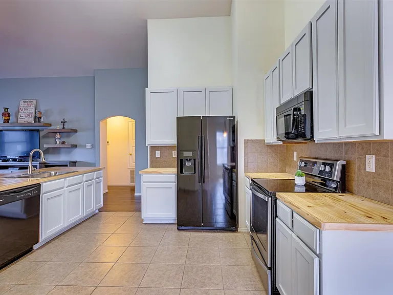 1213 Columbus Ln — Photo 5