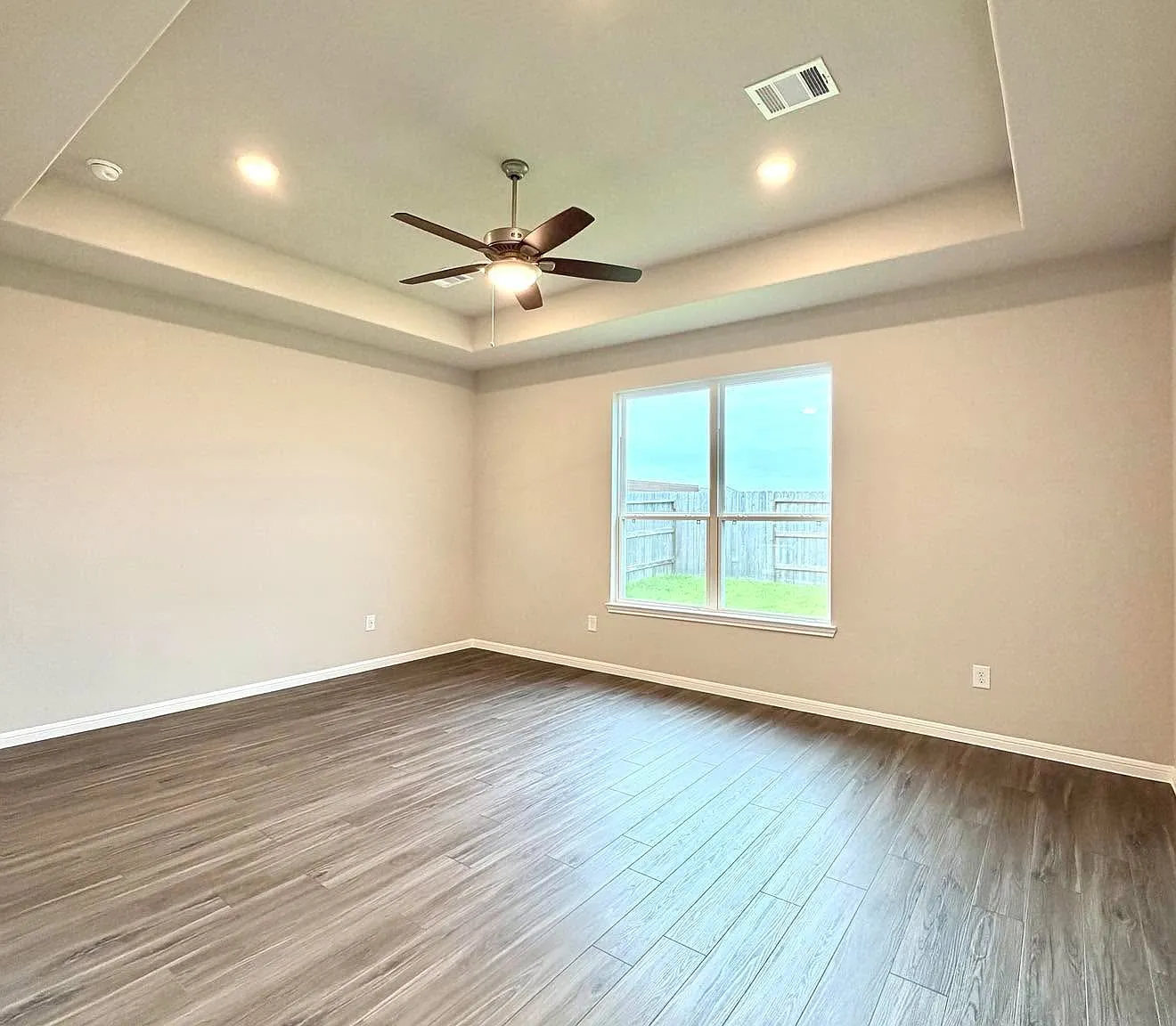 4 bed, 2050 sqft, $2,550 — Photo 2
