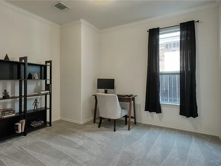 521 Bradford Ln — Photo 13