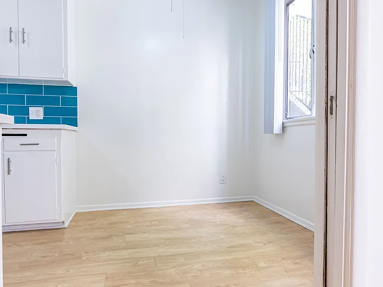 Gayley Manor Apartments — Photo 33
